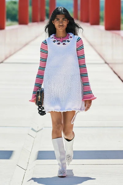 Look 10